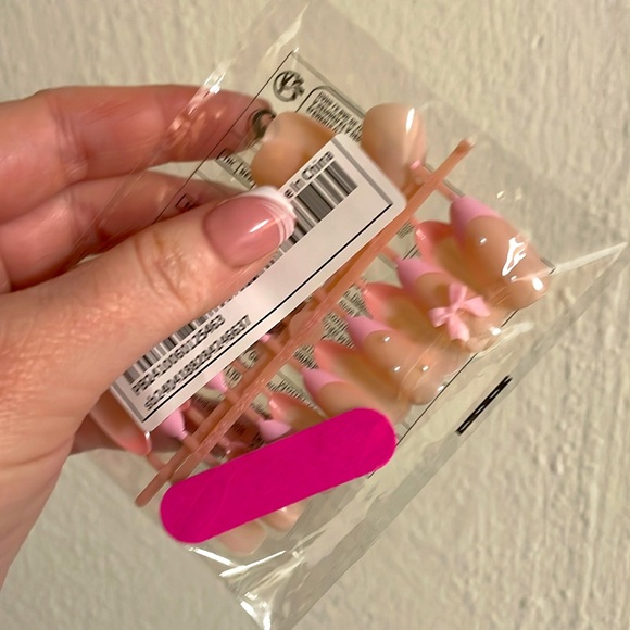 Pearl and Bow Pink Press On Nails - Picture 6 of 6
